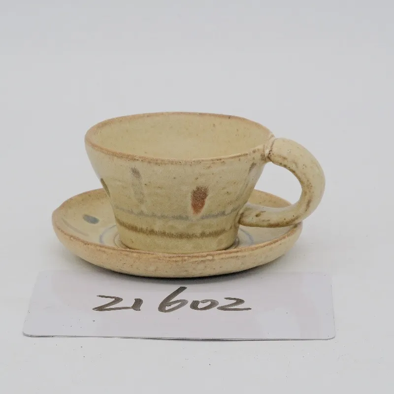 Tazza e piattino in ceramica